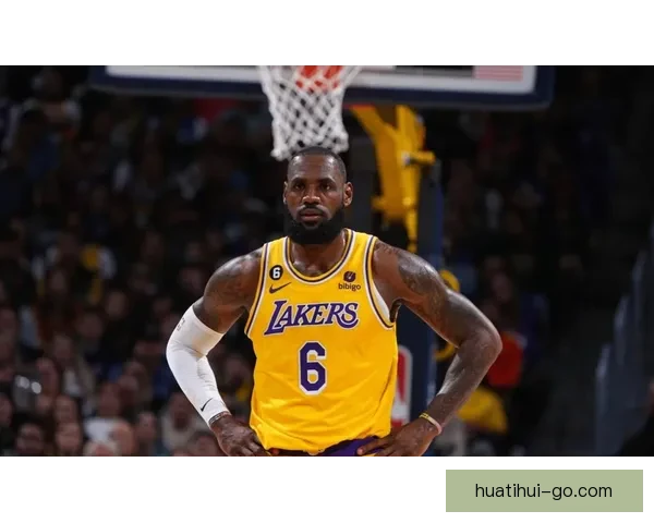 詹姆斯单场48分77次扣篮刷新多项纪录 高效表现成为球队第三进攻核心