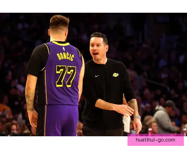 湖人全队互换球衣欢乐训练 东詹带头笑声不断 雷迪克透露卢卡对禁赛感到失望